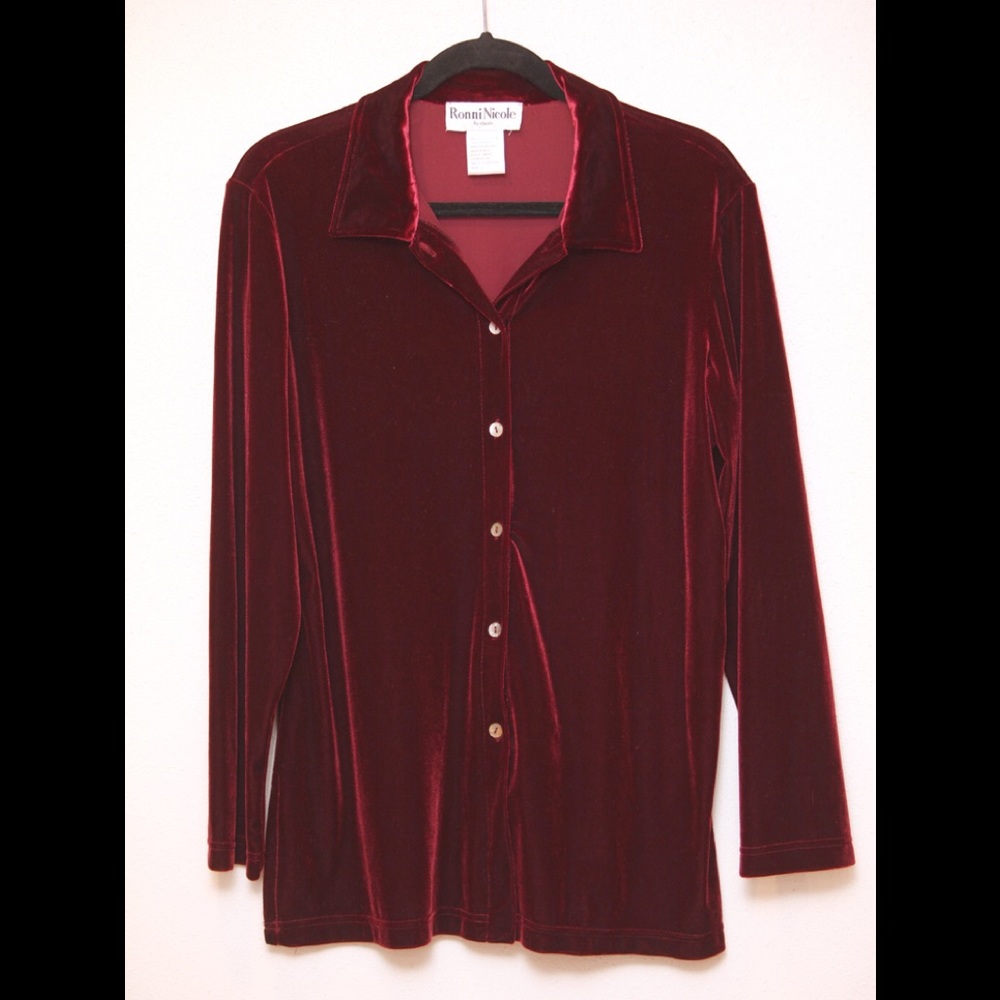 Ronni Nicole by Ouida stretch button down shirt.